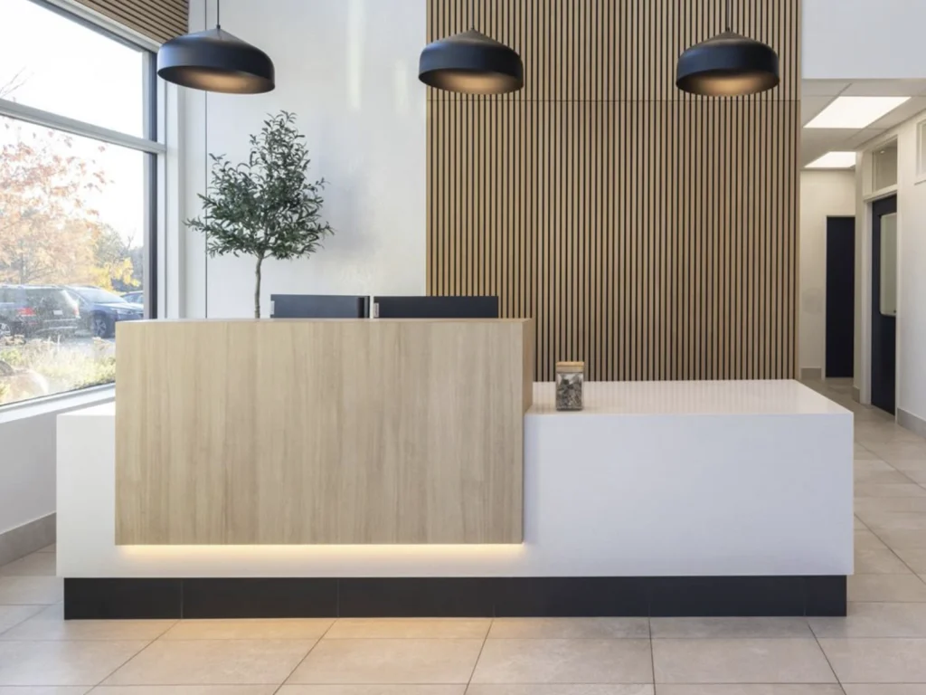 Mesón de recepción corporativo minimalista blanco